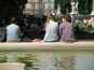  jeunes femmes assises sur le rebord de la Fontaine du jardin des explorateurs